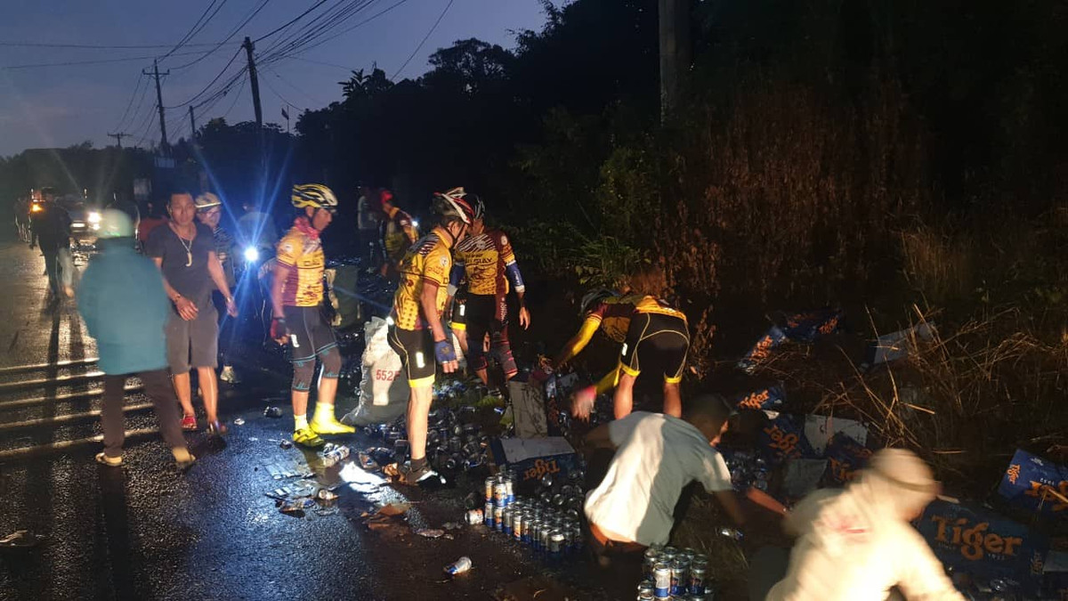 Tai nạn xảy ra lúc sáng sớm, lại thiệt hại quá nặng, nam tài xế ngồi khóc giữa đường.