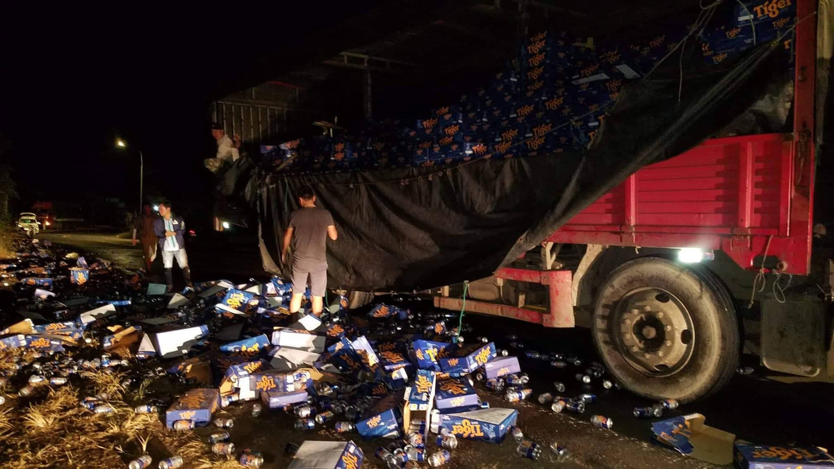 Khi xe đi tới đoạn đường ĐT 769 thuộc địa phận Xã Hưng Lộc, huyện Thống Nhất, tỉnh Đồng Nai thì thùng xe bị bung làm hơn 500 thùng bia đổ xuống đường.