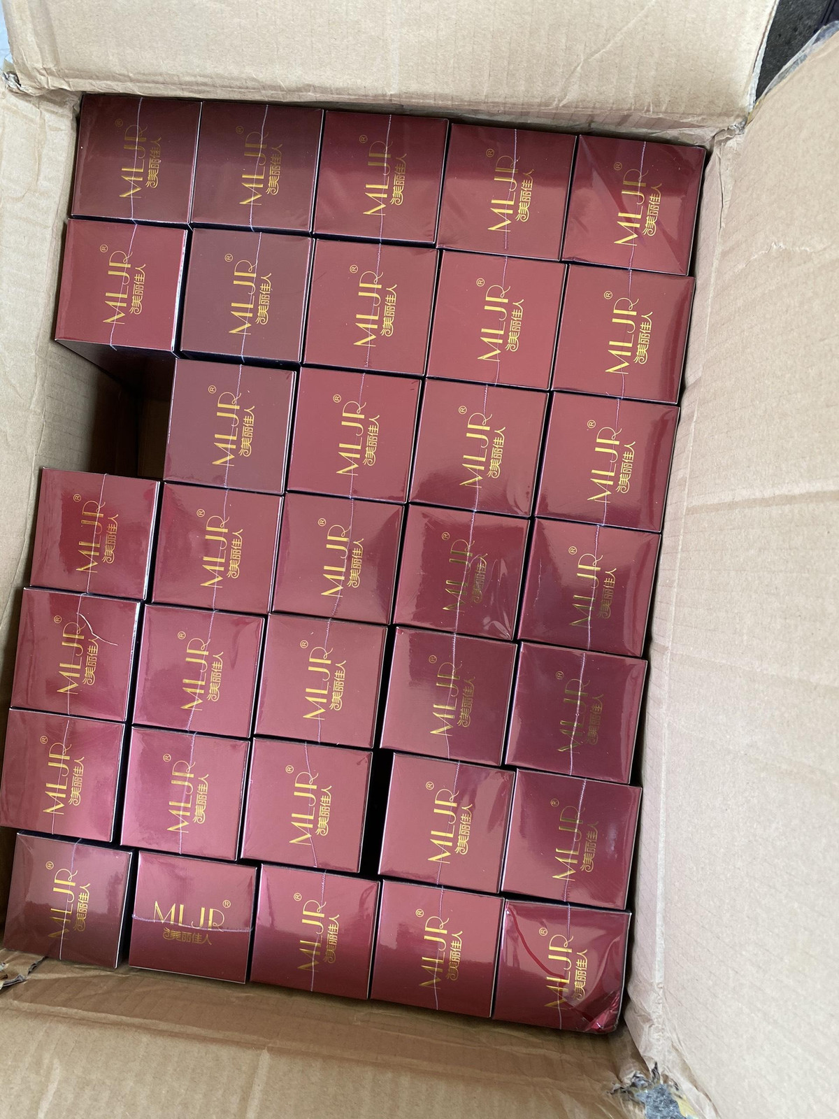 Đột kích kho mỹ phẩm nhập lậu "khủng" của một hoa hậu ở TP.HCM - Hình 3 Dot kich kho my pham nhap lau