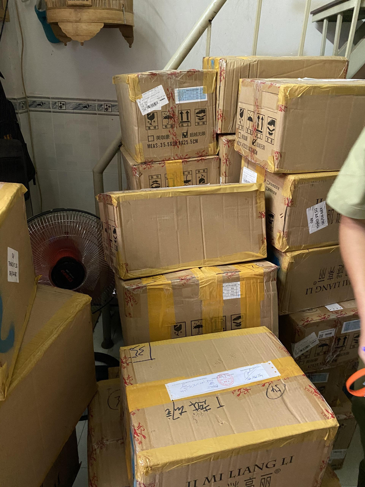 Đột kích kho mỹ phẩm nhập lậu "khủng" của một hoa hậu ở TP.HCM - Hình 2 Dot kich kho my pham nhap lau