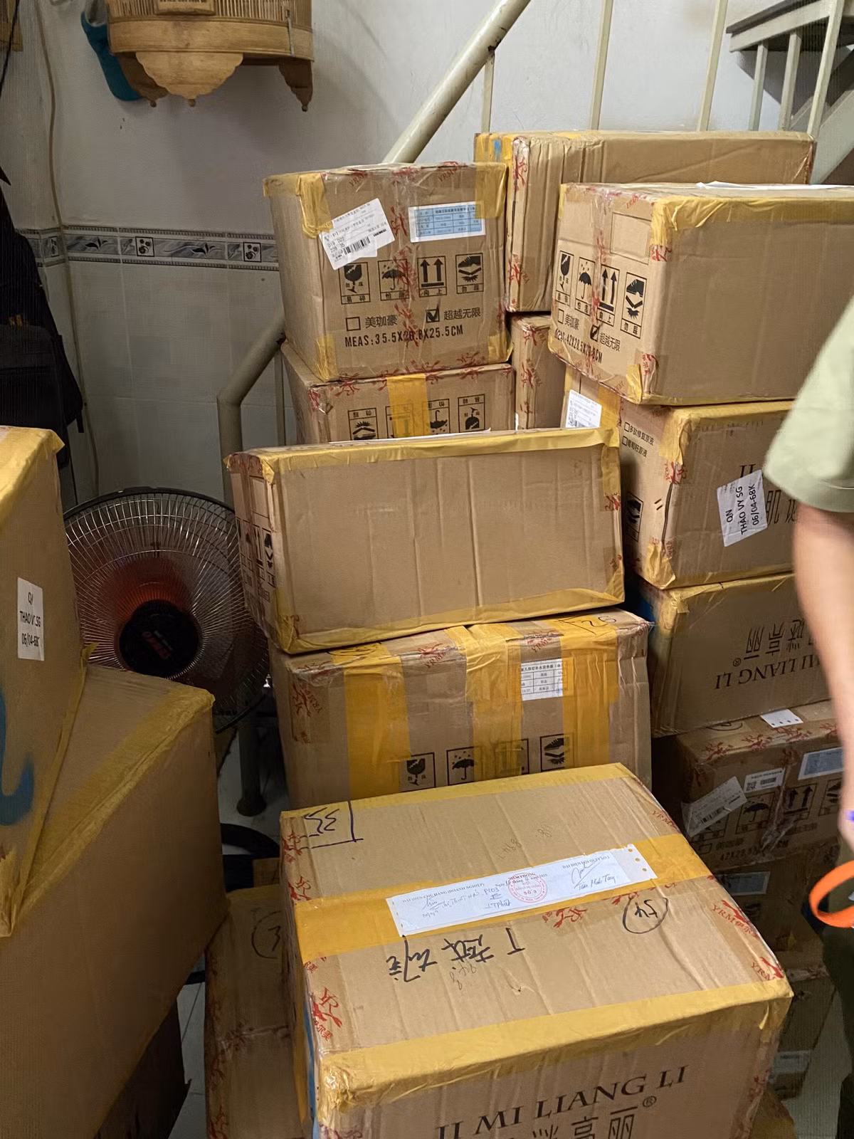 Đột kích kho mỹ phẩm nhập lậu "khủng" của một hoa hậu ở TP.HCM - Hình 2 Dot kich kho my pham nhap lau