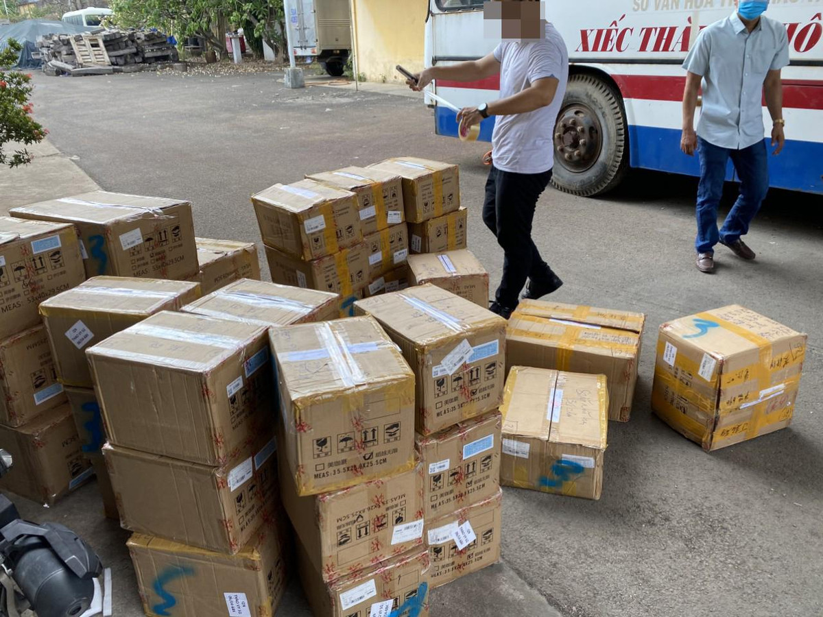 Đột kích kho mỹ phẩm nhập lậu "khủng" của một hoa hậu ở TP.HCM Dot kich kho my pham nhap lau