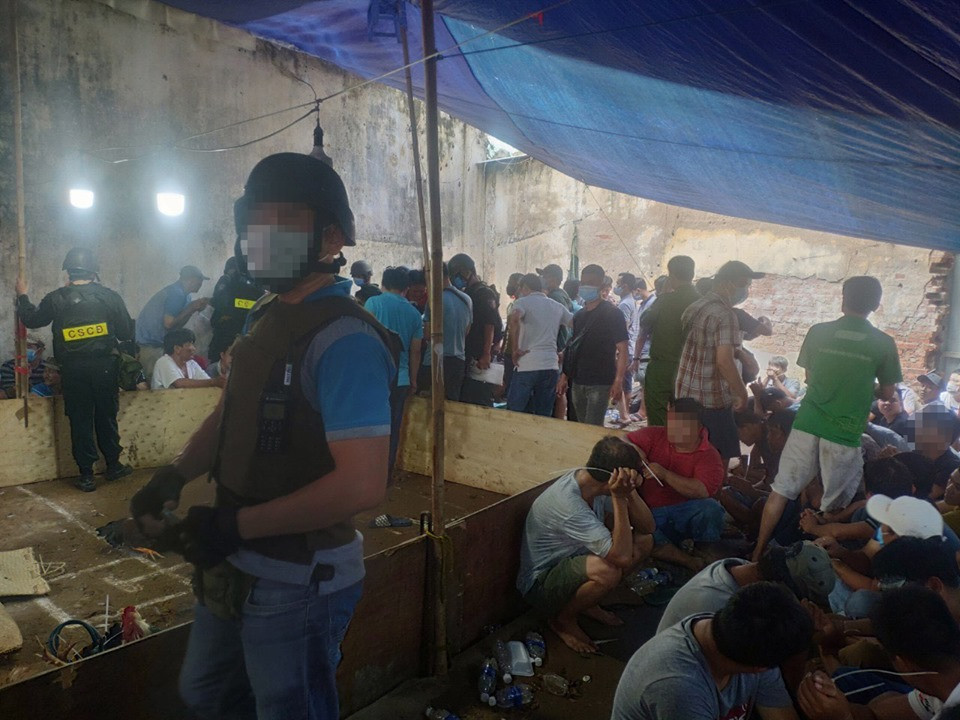 Truong ga khung o Sai Gon: Tam dinh chi nhieu can bo cong an lien quan-Hinh-2