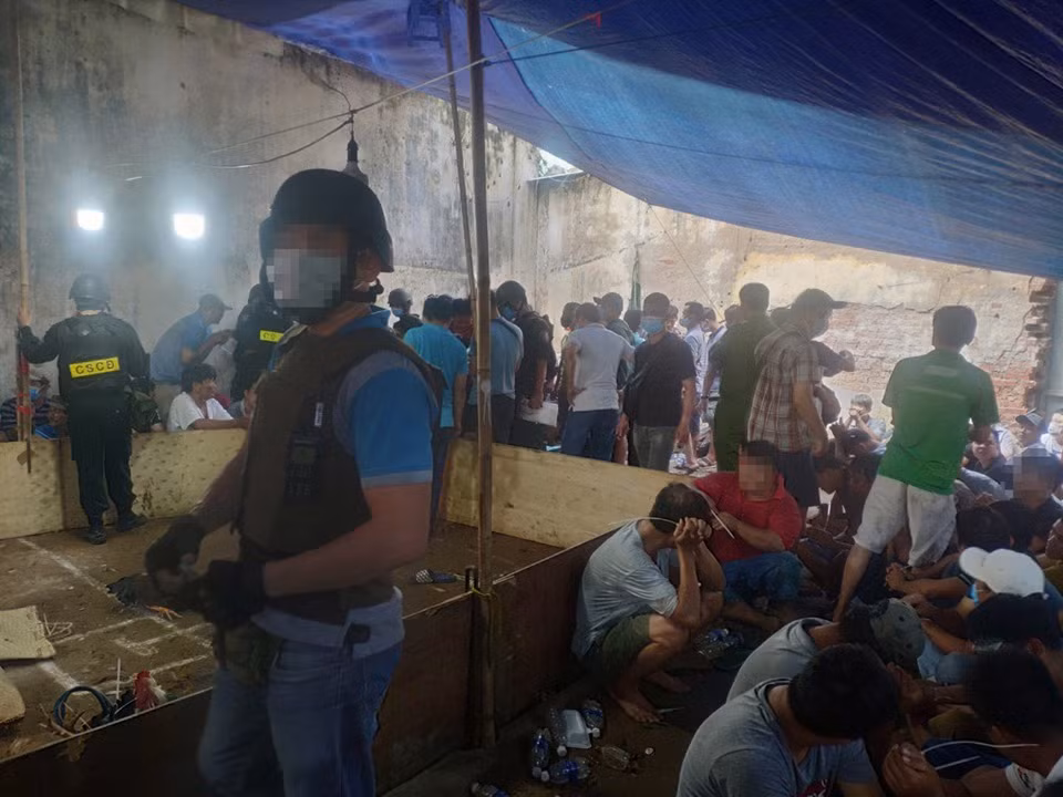 Truong ga khung o Sai Gon: Tam dinh chi nhieu can bo cong an lien quan-Hinh-2