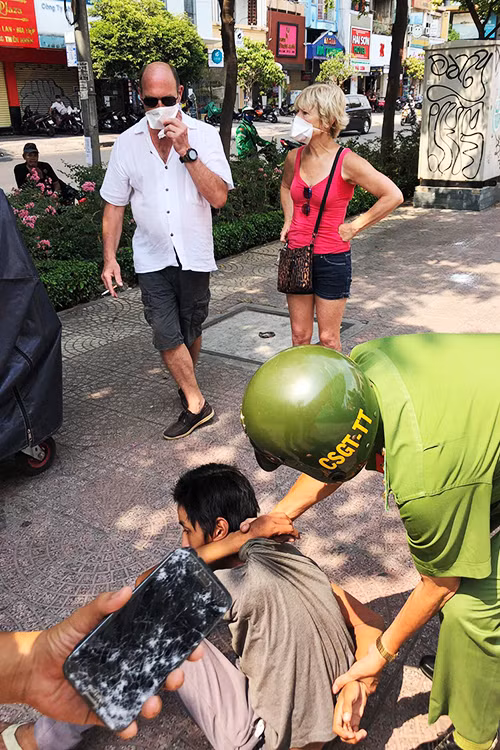 Thieu nien 16 tuoi dung dao tan cong vo chong du khach Phap