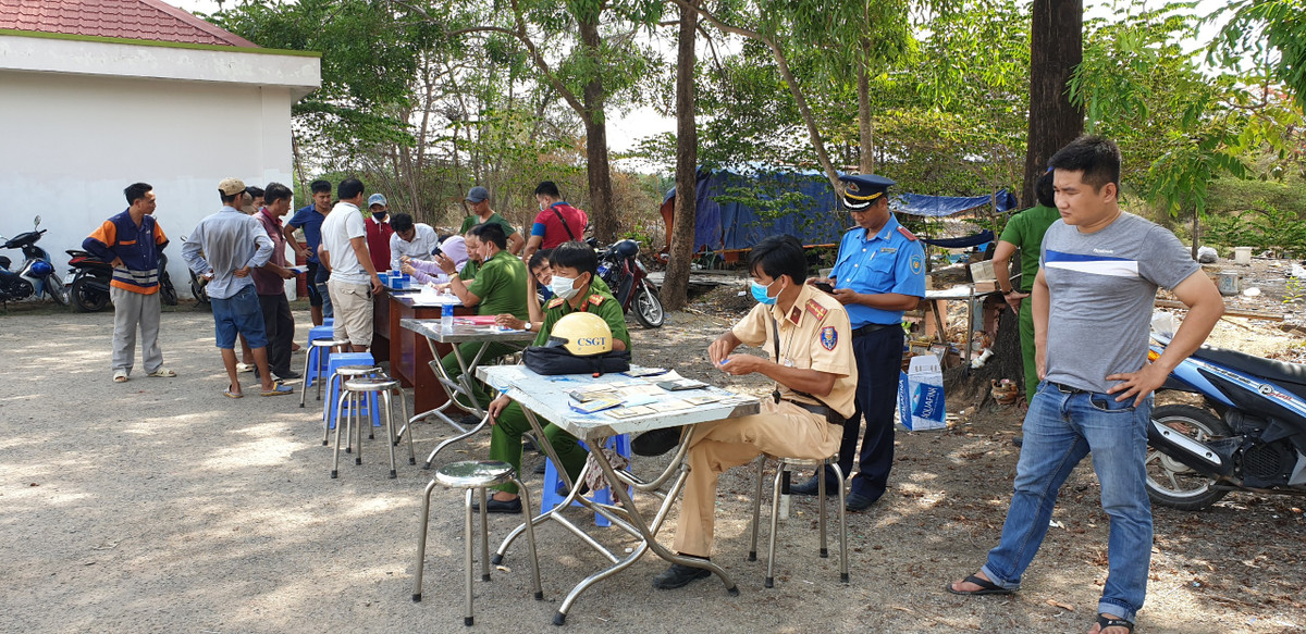 93 trường hợp không có bảo hiểm xe máy bị phạt trong 3 ngày tổng kiểm soát - Hình 6 93 truong hop khong co bao hiem xe may bi phat trong 3 ngay tong kiem soat-Hinh-6