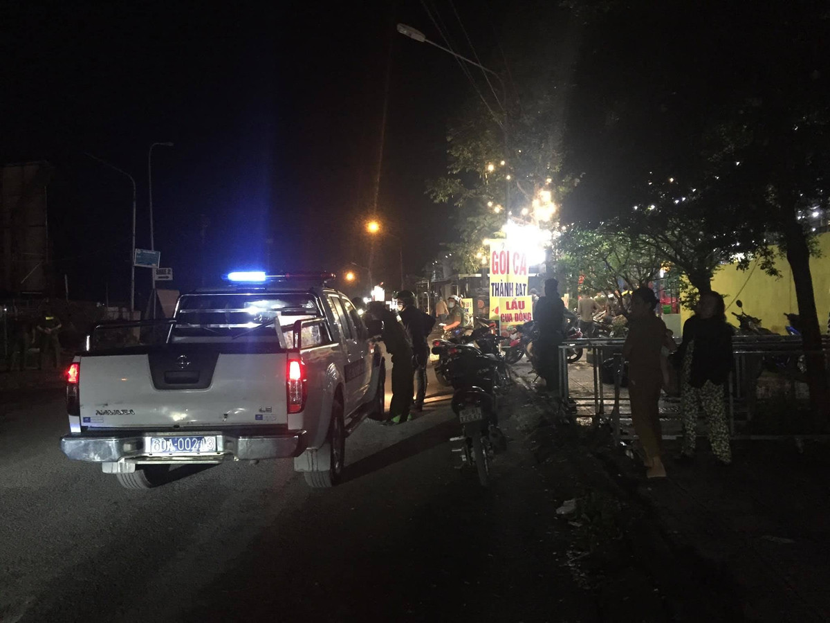 Nhóm côn đồ dùng hung khí chém thanh niên đứt tay Nhom con do dung hung khi chem thanh nien dut tay