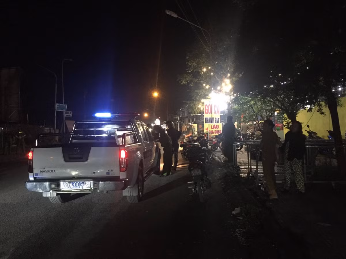 Nhom con do dung hung khi chem thanh nien dut tay