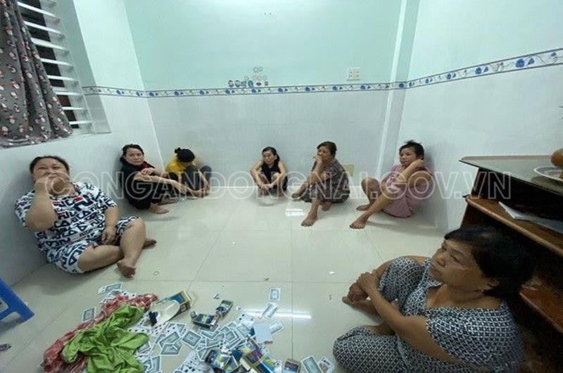 Triệt phá sòng bạc của 'quý bà' chuyên chọn đám ma để gầy sòng Triet pha song bac cua 'quy ba' chuyen chon dam ma de gay song
