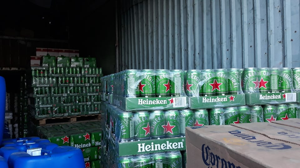 Kho hàng hoá chứa nhiều thùng sữa hiệu Ensure, bia ngoại không rõ nguồn gốc - Hình 3 Kho hang hoa chua nhieu thung sua hieu Ensure, bia ngoai khong ro nguon goc-Hinh-3