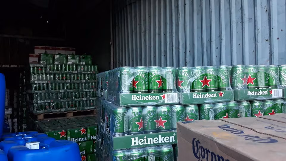 Kho hang hoa chua nhieu thung sua hieu Ensure, bia ngoai khong ro nguon goc-Hinh-3