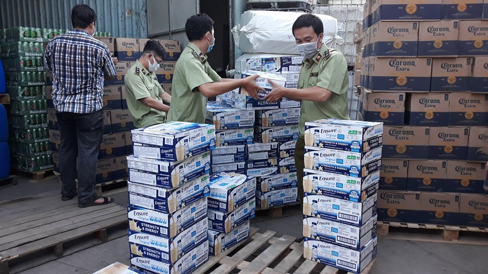 Kho hàng hoá chứa nhiều thùng sữa hiệu Ensure, bia ngoại không rõ nguồn gốc - Hình 2 Kho hang hoa chua nhieu thung sua hieu Ensure, bia ngoai khong ro nguon goc-Hinh-2