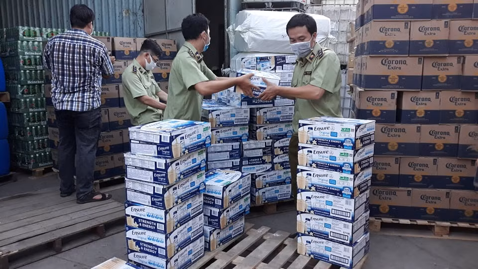 Kho hang hoa chua nhieu thung sua hieu Ensure, bia ngoai khong ro nguon goc-Hinh-2