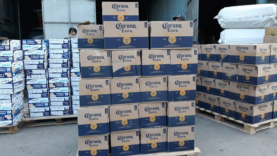 Kho hàng hoá chứa nhiều thùng sữa hiệu Ensure, bia ngoại không rõ nguồn gốc Kho hang hoa chua nhieu thung sua hieu Ensure, bia ngoai khong ro nguon goc