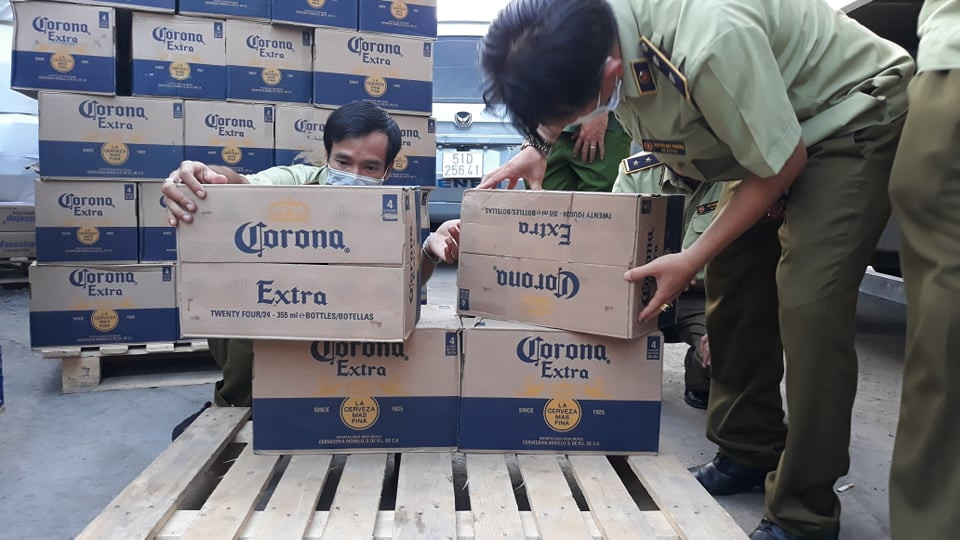 Kho hàng hoá chứa nhiều thùng sữa hiệu Ensure, bia ngoại không rõ nguồn gốc - Hình 4 Kho hang hoa chua nhieu thung sua hieu Ensure, bia ngoai khong ro nguon goc-Hinh-4