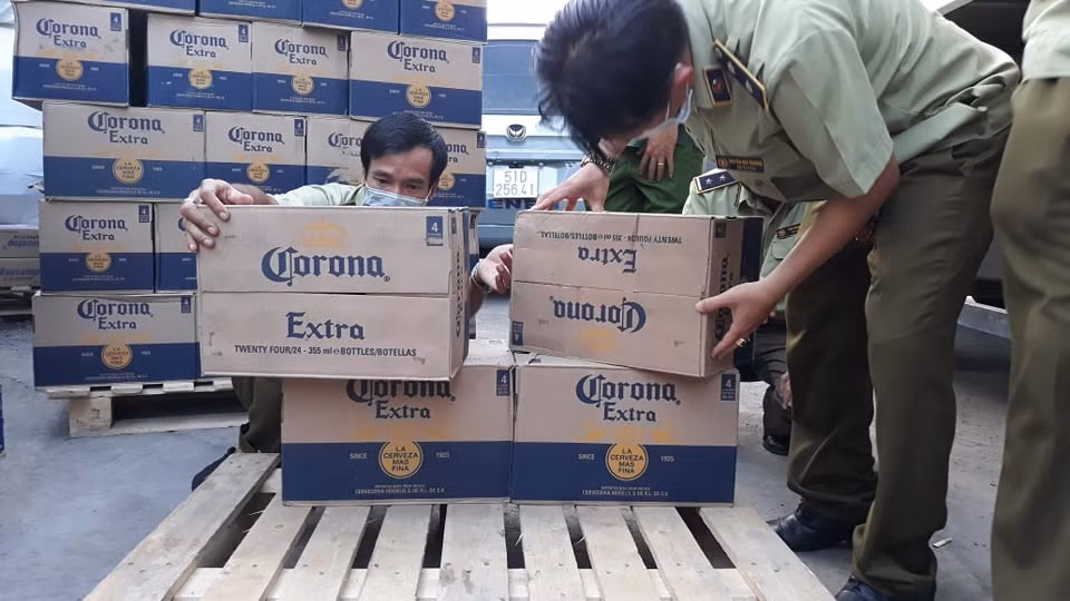 Kho hang hoa chua nhieu thung sua hieu Ensure, bia ngoai khong ro nguon goc-Hinh-4