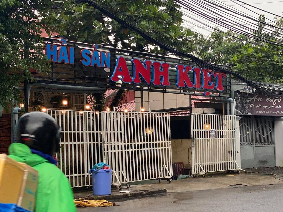 Thanh niên đánh chết cụ ông 70 tuổi trong quán nhậu ở Sài Gòn Thanh nien danh chet cu ong 70 tuoi trong quan nhau o Sai Gon