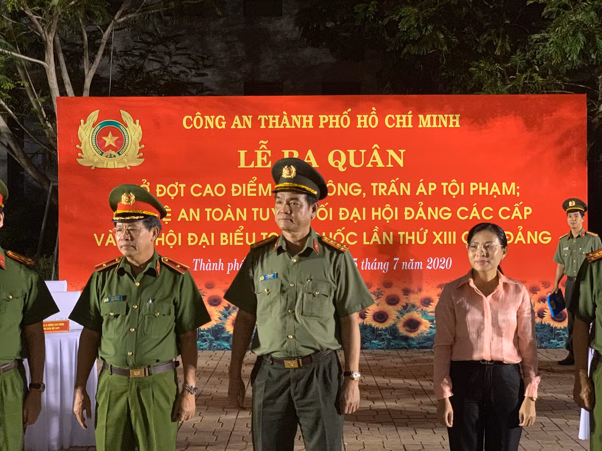 Giam doc Cong an TP HCM phat dong le xuat quan tan cong toi pham
