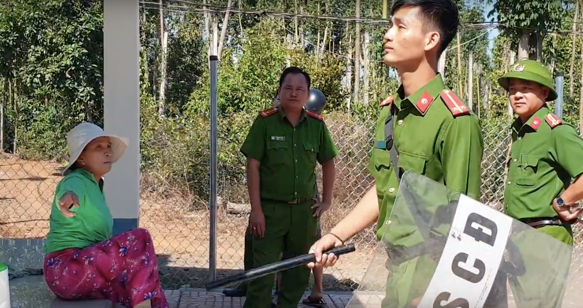 Bi nghi trom mai Tet, thanh niem cam dao chem ngang bung cong an-Hinh-2