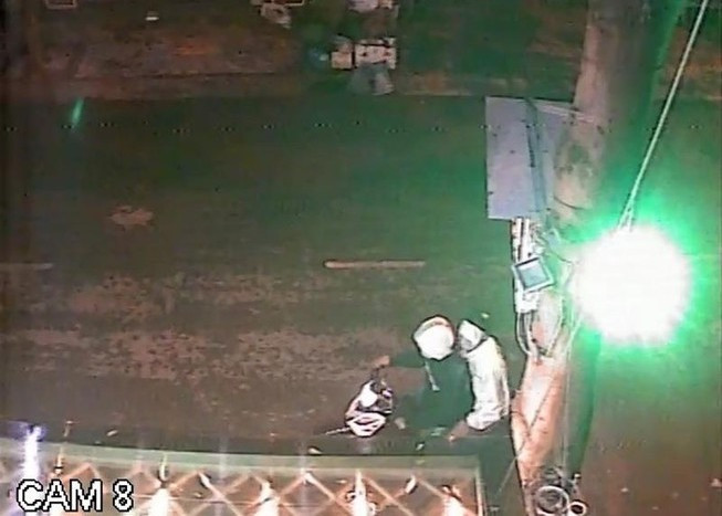 Người phụ nữ thuê người tạt sơn trộn mắm tôm vào quán cà phê - Hình 2 Nguoi phu nu thue nguoi tat son tron mam tom vao quan ca phe-Hinh-2