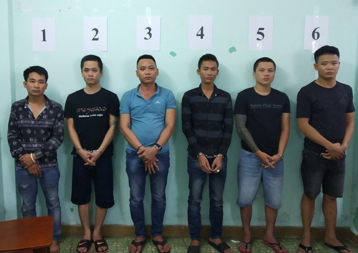 Người đàn ông bị chém gần đứt lìa tay vì can đánh nhau Nguoi dan ong bi chem gan dut lia tay vi can danh nhau