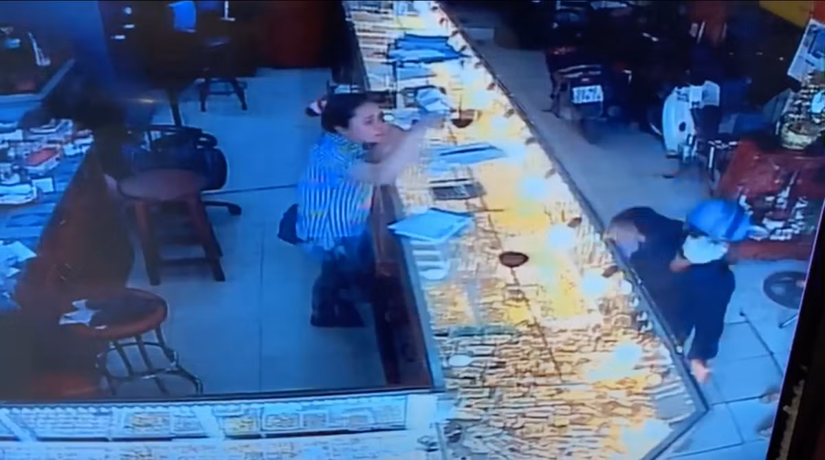 Thanh nien vo mua roi cuop 2 nhan vang tri gia hon 100 trieu-Hinh-2