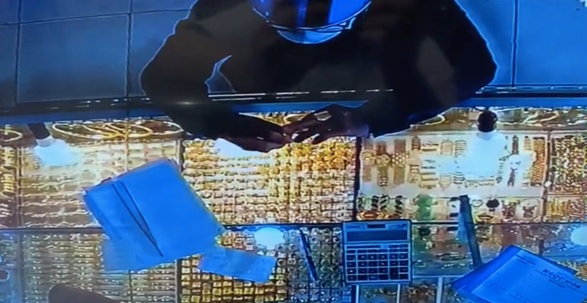 Thanh niên vờ mua rồi cướp 2 nhẫn vàng trị giá hơn 100 triệu Thanh nien vo mua roi cuop 2 nhan vang tri gia hon 100 trieu