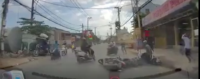 2 tên cướp dùng bình xịt hơi cay tấn công người đi đường 2 ten cuop dung binh xit hoi cay tan cong nguoi di duong