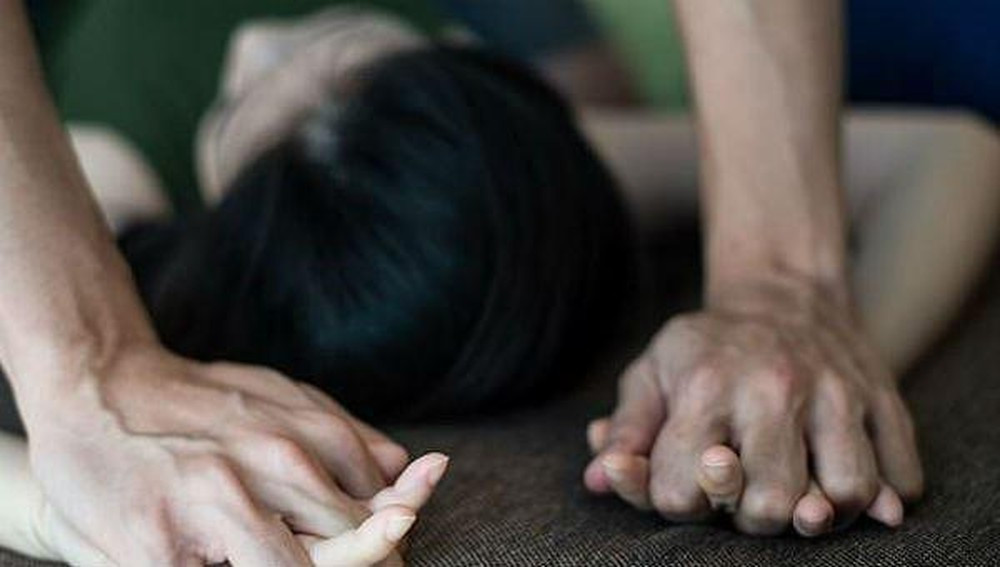 Thiếu nữ 13 tuổi bị thanh niên dụ tới khách sạn làm chuyện người lớn Thieu nu 13 tuoi bi thanh nien du toi khach san lam chuyen nguoi lon