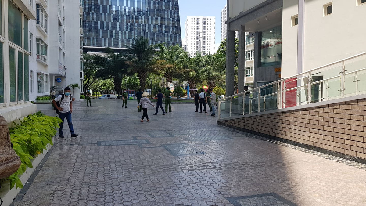 Cảnh sát 'nhập vai' tiến sĩ Bùi Quang Tín trong buổi thực nghiệm lại hiện trường - Hình 3 Canh sat 'nhap vai' tien si Bui Quang Tin trong buoi thuc nghiem lai hien truong-Hinh-3