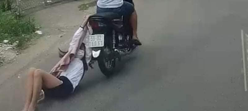 Co gai bi ten cuop keo le hang tram met tren duong o Sai Gon