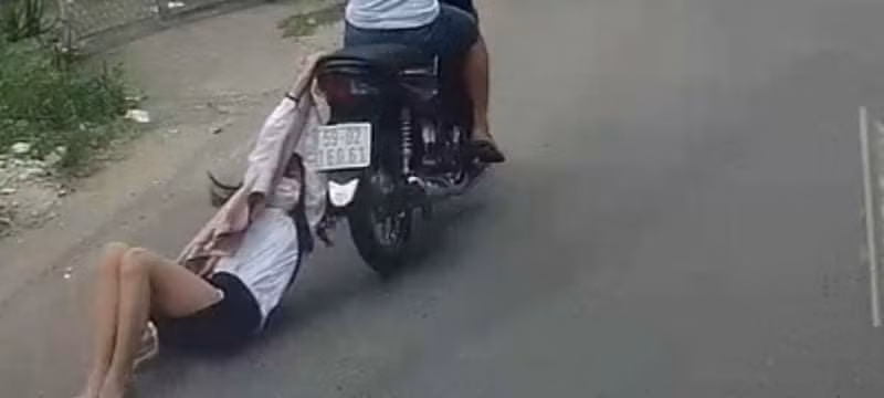 Cô gái bị tên cướp kéo lê hàng trăm mét trên đường ở Sài Gòn Co gai bi ten cuop keo le hang tram met tren duong o Sai Gon