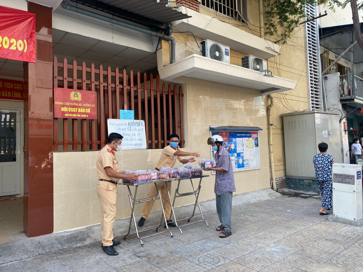Hinh anh dep: CSGT TP HCM tang mi tom, nuoc mam, trung... cho nguoi gap kho khan vi COVID-19-Hinh-3