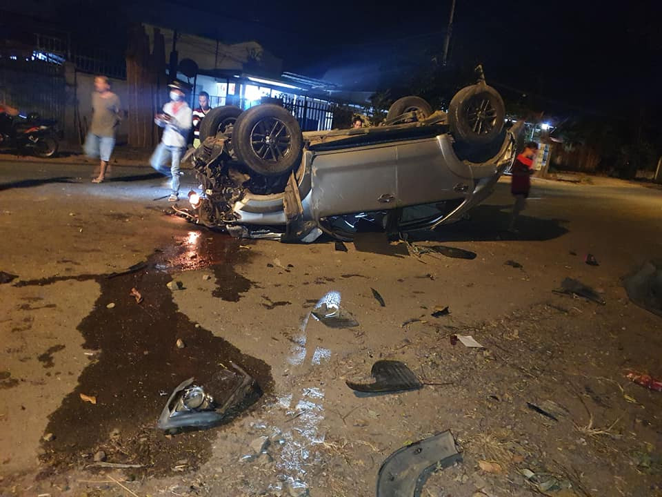 Ô tô tông vào gốc cây lật chổng vó lên trời, 7 người thương vong O to tong vao goc cay lat chong vo len troi, 7 nguoi thuong vong