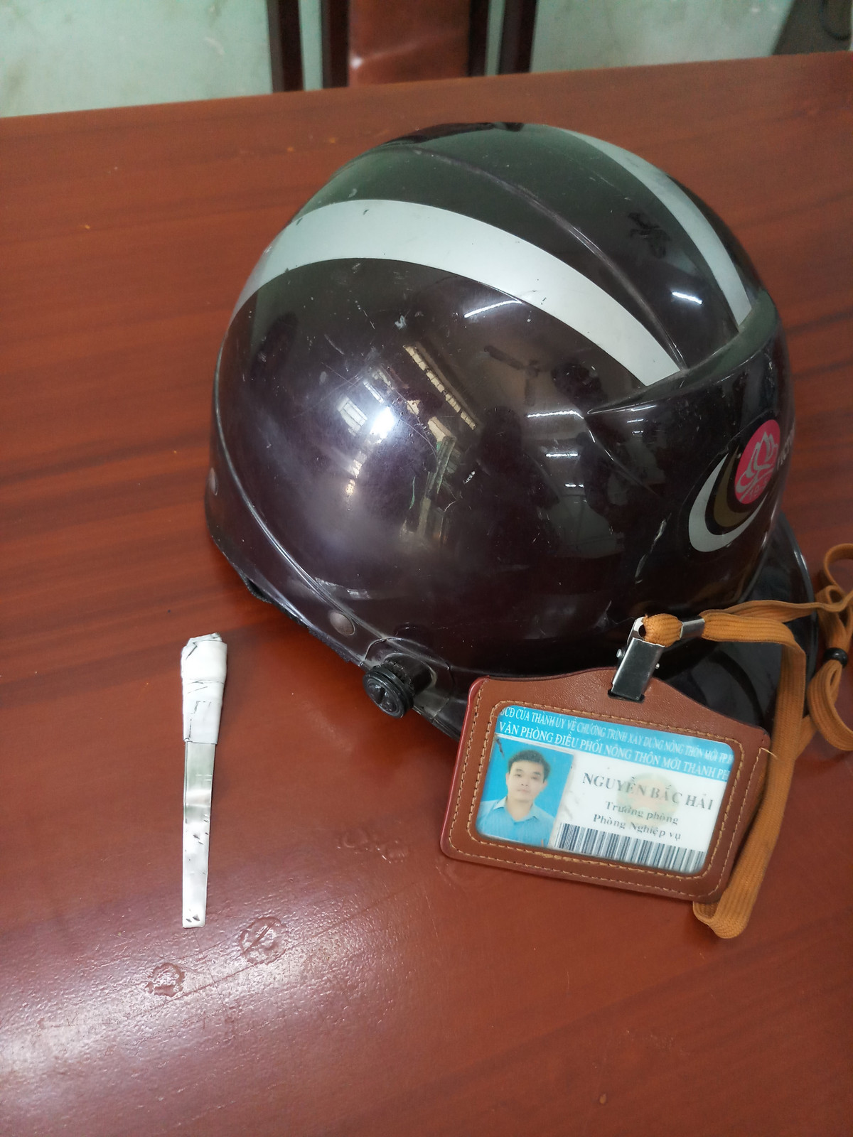 Bắt kẻ đội mũ BH Công an vào trụ sở cơ quan nhà nước trộm cắp - Hình 3 Bat ke doi mu BH Cong an vao tru so co quan nha nuoc trom cap-Hinh-3