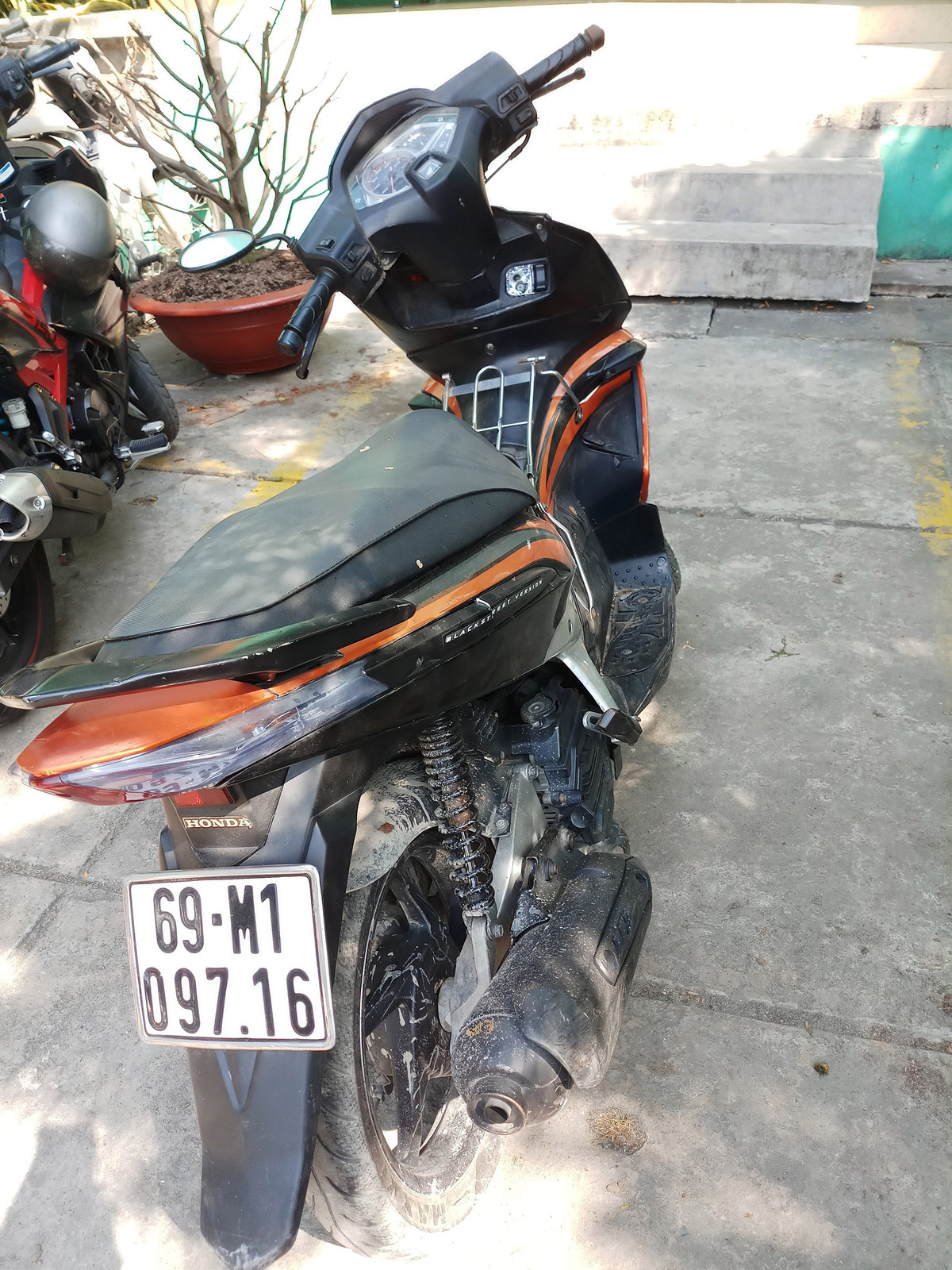 Bắt kẻ đội mũ BH Công an vào trụ sở cơ quan nhà nước trộm cắp - Hình 2 Bat ke doi mu BH Cong an vao tru so co quan nha nuoc trom cap-Hinh-2