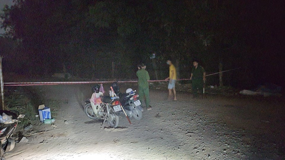 Người đàn ông chết bên con dao dính đầy máu Nguoi dan ong chet ben con dao dinh day mau