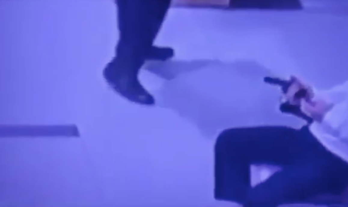 Pho chu tich Tap doan Deo Ca cam sung de doa bao ve chung cu