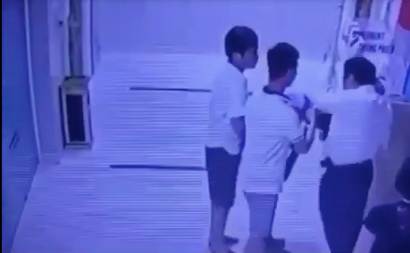 Pho chu tich Tap doan Deo Ca cam sung de doa bao ve chung cu-Hinh-2