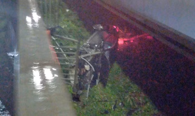 Xe sang Porsche khong bien so huc vang lan can roi khoi cau Sai Gon