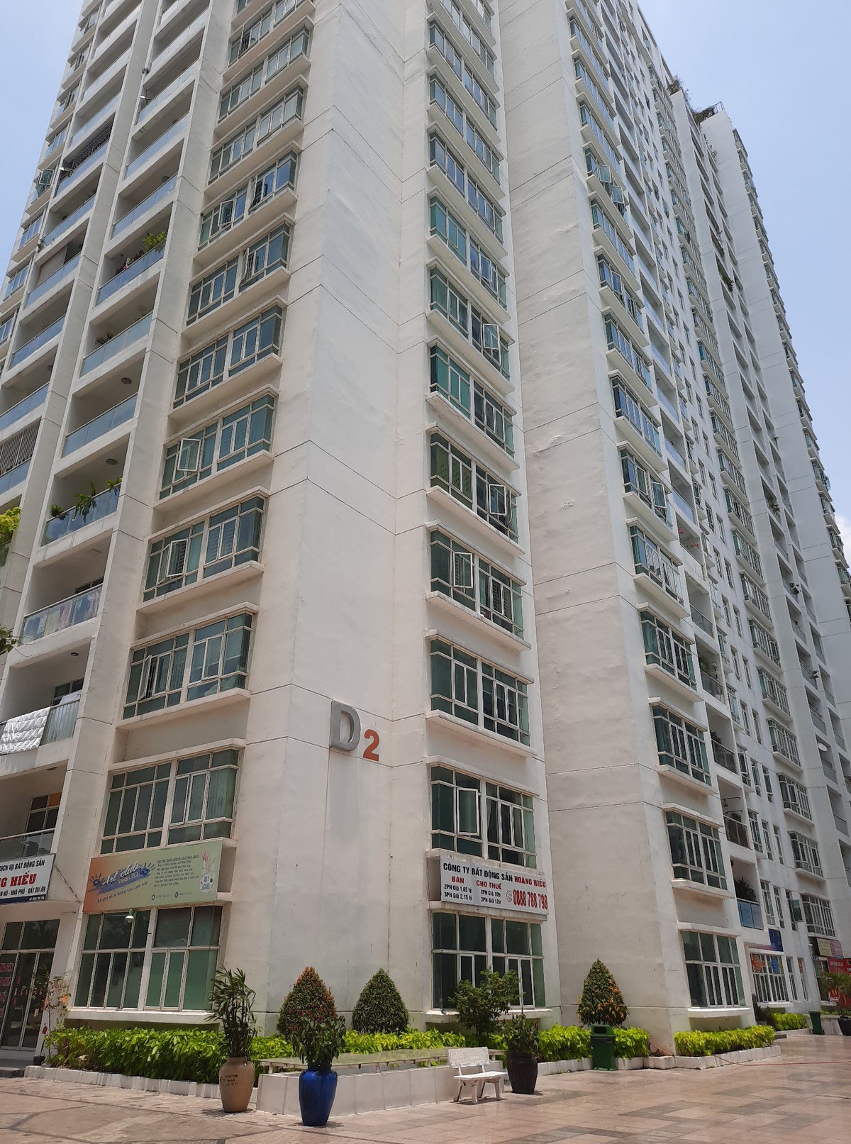 Đến 17h ngày 5/4, ông Dũng có hẹn với bạn nên nói ông Trung và ông Tín ở lại căn hộ. Tại căn hộ, ông Trung và ông Tín tiếp tục nói chuyện được một lúc. Về phần ông Dũng, đi khỏi căn hộ một lúc thì ông Dũng nhận được điện thoại của ông Trung nên quay lại căn hộ.