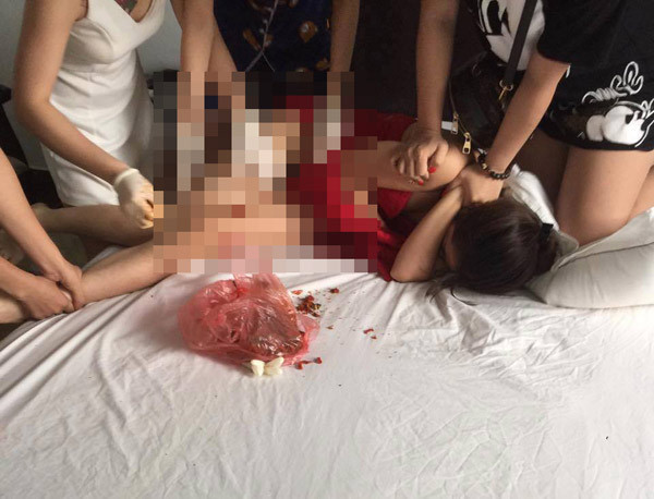 Phat hien chong co bo, vo ru con cai di bat coc tinh dich