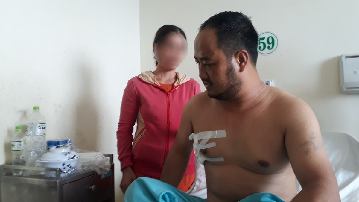 2 giang hồ cầm súng xông vào nhà nghỉ, cầm hung khí đâm thủng phổi người đàn ông 2 giang ho cam sung xong vao nha nghi, cam hung khi dam thung phoi nguoi dan ong