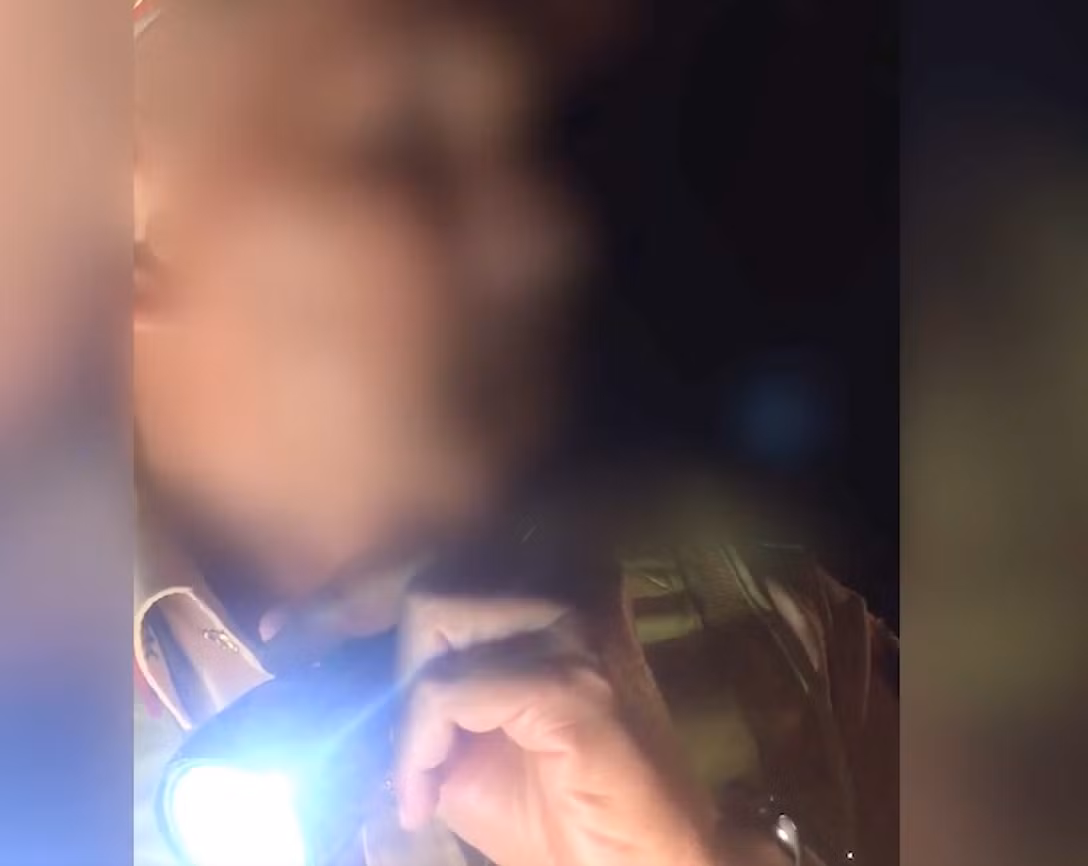 Cụ thể, trong lúc phát hiện xử lý một số xe quá tải trên quốc lộ 20, cán bộ CSGT liền nhận được điện thoại của cấp trên nói xe đã được “gửi một tháng mấy triệu rồi” nên không được xử lý. Sau đó đề nghị lực lượng này cho xe rời đi mà không được lập biên bản. (Ảnh cắt clip)