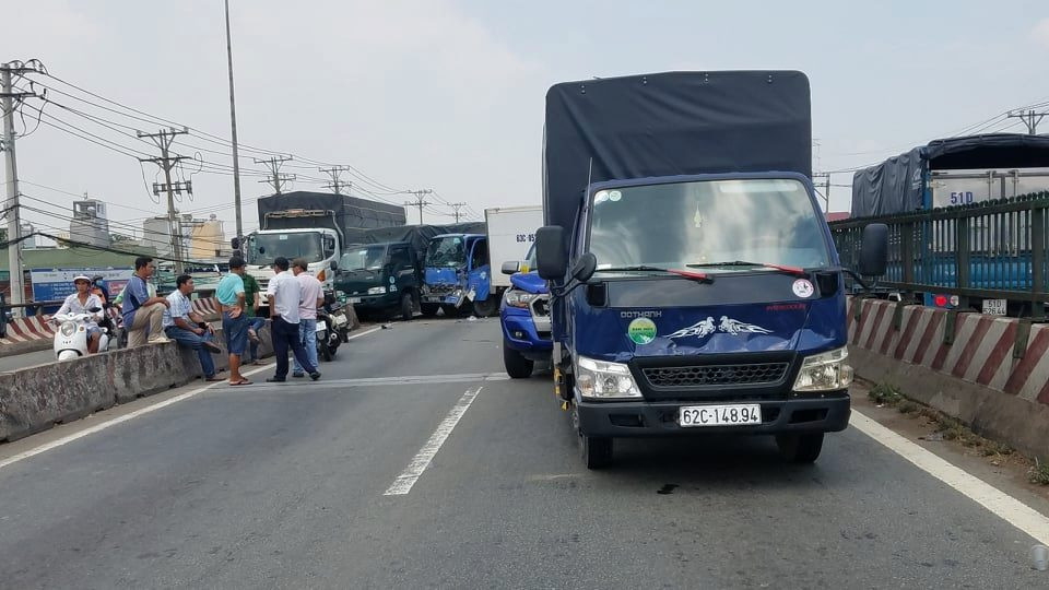 12 xe ô tô tông nhau "liên hoàn" trên quốc lộ 1 - Hình 2 12 xe o to tong nhau