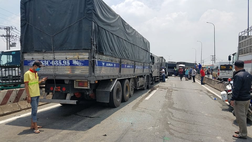 12 xe ô tô tông nhau "liên hoàn" trên quốc lộ 1 12 xe o to tong nhau