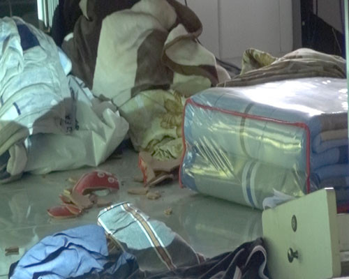 Cả nhà đi ăn cưới, trộm đột nhập lấy 700 triệu tiên mặt và vàng Ca nha di an cuoi, trom dot nhap lay 700 trieu tien mat va vang