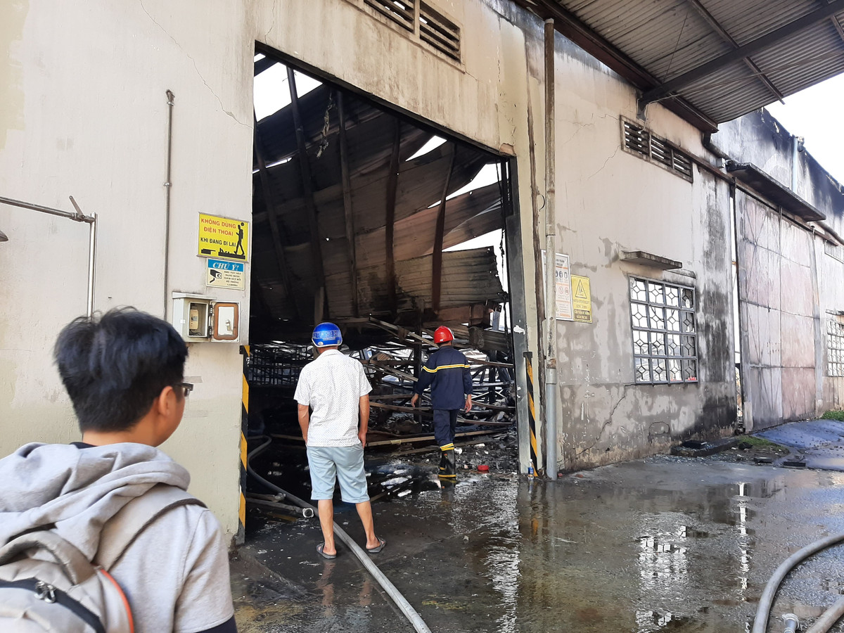 Cháy kho xưởng hơn 2.000 m2 ngày 28 Tết: Hàng trăm công nhân hốt hoảng tháo chạy - Hình 2 Chay kho xuong hon 2.000 m2 ngay 28 Tet: Hang tram cong nhan hot hoang thao chay-Hinh-2