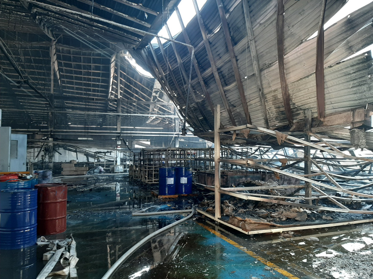 Cháy kho xưởng hơn 2.000 m2 ngày 28 Tết: Hàng trăm công nhân hốt hoảng tháo chạy - Hình 3 Chay kho xuong hon 2.000 m2 ngay 28 Tet: Hang tram cong nhan hot hoang thao chay-Hinh-3