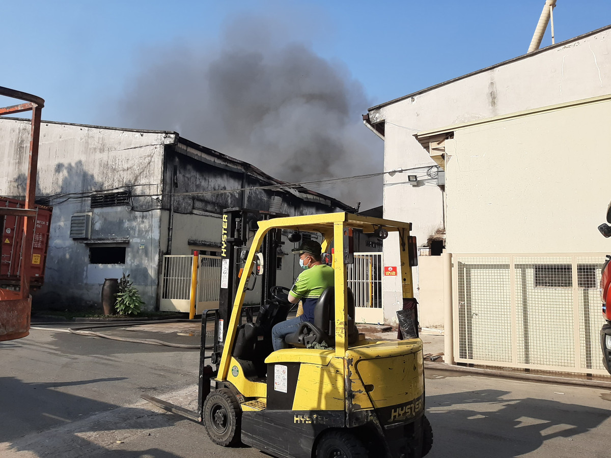 Cháy kho xưởng hơn 2.000 m2 ngày 28 Tết: Hàng trăm công nhân hốt hoảng tháo chạy Chay kho xuong hon 2.000 m2 ngay 28 Tet: Hang tram cong nhan hot hoang thao chay